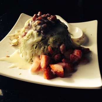Vampire penguin original- green tea ice cream topped with strawberries